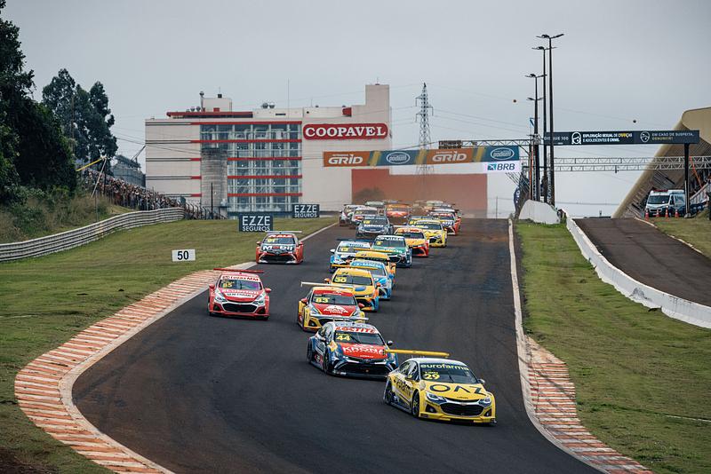 Daniel Serra largou da pole position e liderou a maior parte da corrida (Marcelo Machado de Melo/Stock Car)